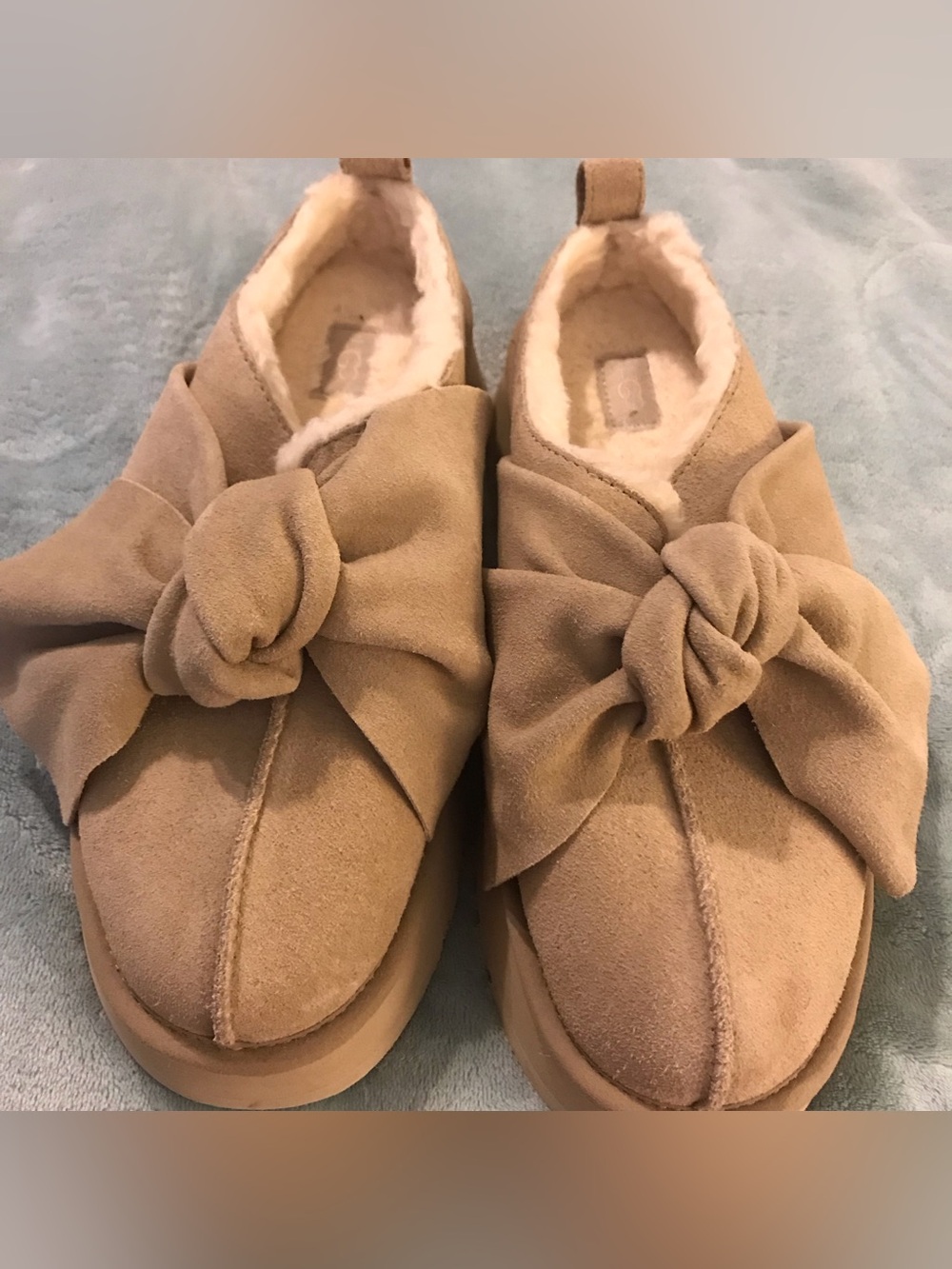UGG PLATFORM SLIP-ON BOW